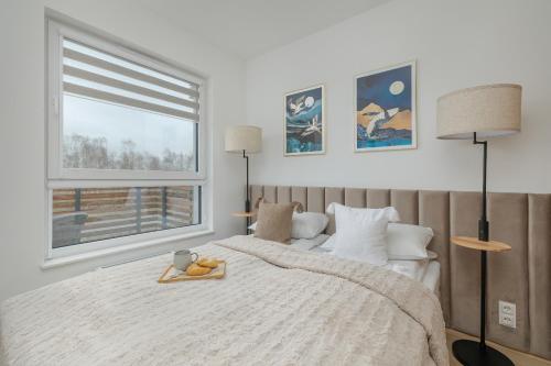 Ένα ή περισσότερα κρεβάτια σε δωμάτιο στο Cosy and Bright Apartment in Dźwirzyno with Furnished Balcony and Free Parking by Renters