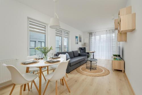 Cosy and Bright Apartment in Dźwirzyno with Furnished Balcony and Free Parking by Noclegi Renters