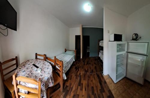 代曼的住宿－Daymán Apart Hotel，一间卧室配有一张床,并在一间客房内配有电视。