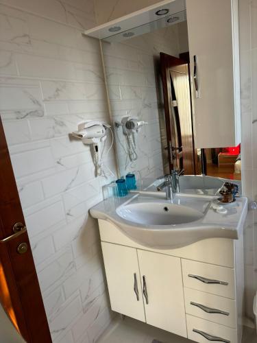 a bathroom with a sink and a mirror at Pensiunea Sun Victor in Baile Felix