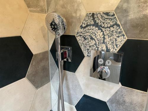 a shower in a bathroom with a tiled floor at Charmant appartement 3 pièces - 6 personnes in Châtel