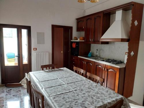 a kitchen with a table and a stove top oven at SA' GRAVIN in Castellaneta
