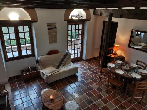 un salon avec un canapé et une table dans l'établissement La planque de l'éclusier, à Castelnau-de-Lévis