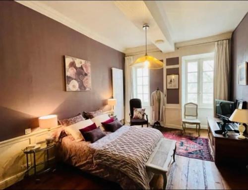 une chambre avec un lit et un salon dans l'établissement Appartement darmateur port de vannes 17 eme siècle, à Vannes