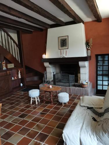 un salon avec une cheminée et une table dans l'établissement La planque de l'éclusier, à Castelnau-de-Lévis