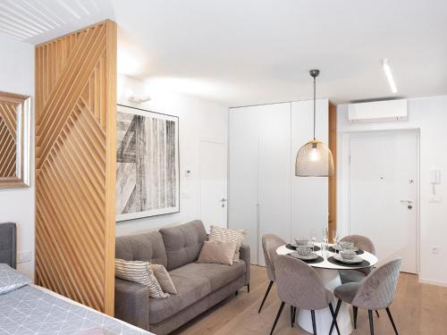 una sala de estar con un sofá y una mesa en JU3 Apartments, en Liubliana