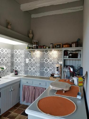 une cuisine avec des armoires bleues et un comptoir dans l'établissement La planque de l'éclusier, à Castelnau-de-Lévis