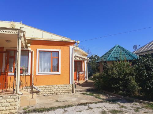 Το κτήριο όπου στεγάζεται  το δωμάτιο σε οικογενειακή κατοικία