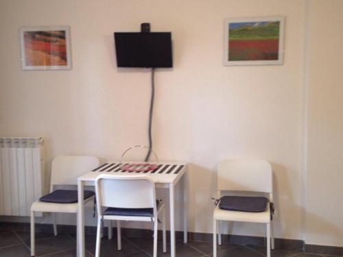 tavolo con 4 sedie e TV a parete di Le Ortensie ad Arezzo
