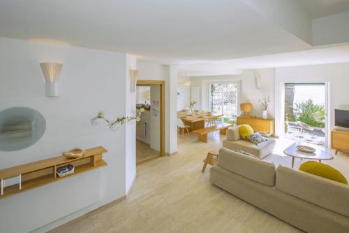 un salon avec un canapé et une table dans l'établissement The ideal waterfront vacation home in Ajaccio, à Ajaccio
