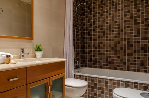 ポルトノボにあるFLATSELECT Decanelasのバスルーム(トイレ、洗面台、バスタブ付)