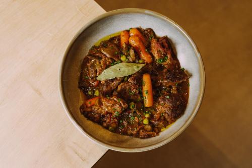 ホテルの敷地内または近くでの食事または食べ物