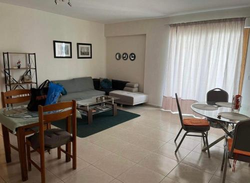 sala de estar con sofá y mesa en Bright One Bedroom Apartment in Paphos area en Pafos
