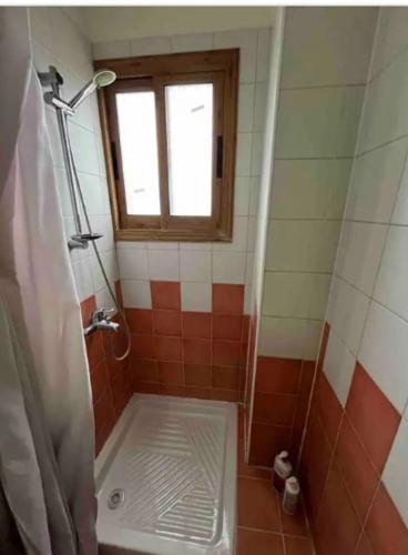 baño con ducha y ventana en Bright One Bedroom Apartment in Paphos area en Pafos
