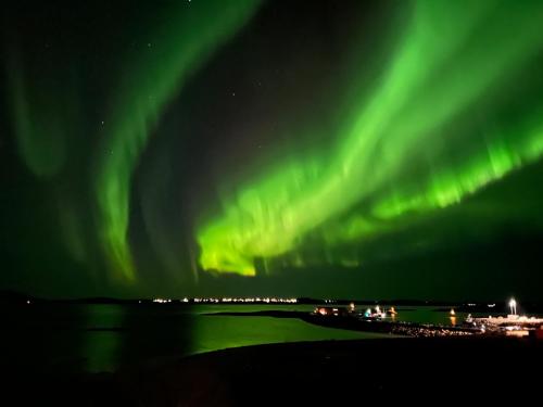 una imagen de la aurora boreal en el cielo en Kelp Lodge - Våg Smart City, en Lekanger