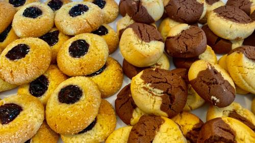 Hotel Pontiglia في ليفينو: كومة من الكعك والمافن بالشوكولاتة