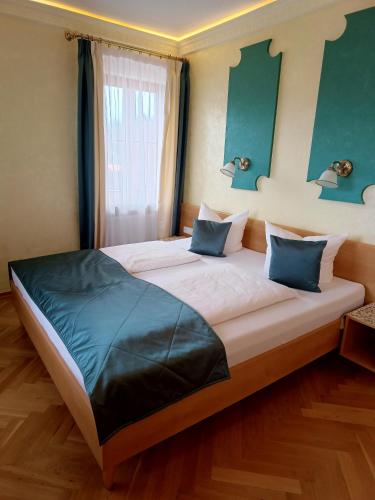 Una cama o camas en una habitación de Hotel Kollerhof
