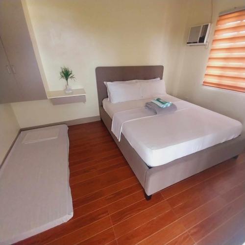 宿霧市的住宿－Eli's Villa Cebu，卧室配有白色的床和窗户