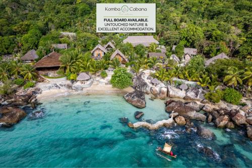 una vista aerea su un'isola tropicale con un resort di Komba Cabana a Nosy Komba