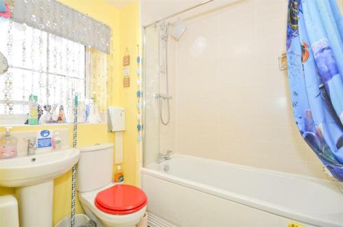 e bagno con servizi igienici, lavandino e vasca. di Marina,Families are welcome a East Cowes
