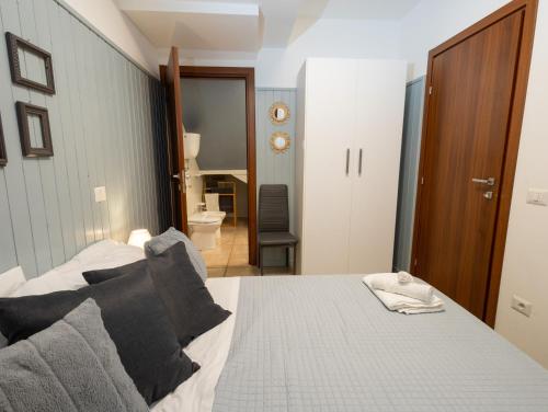 a bedroom with a bed and a bathroom at Maison all'Arco in Corridonia