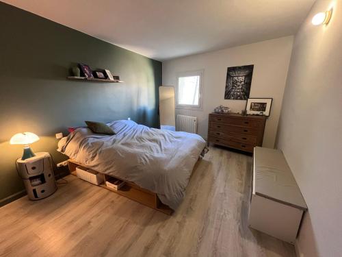 une chambre avec un lit et une commode dans l'établissement Via Venaissia, à Pernes-les-Fontaines