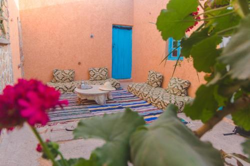 una sala de estar con sofás y una puerta azul en Authentic Moroccan Family Homestay, 