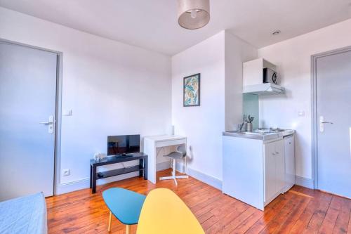 圣康坦Appartement 5的房间里有一张桌子和几把椅子的厨房