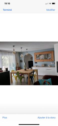 une cuisine et une salle à manger avec une table et des chaises dans l'établissement Villa sud piscine, à Carnoules