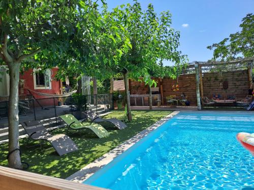 - une piscine entourée de chaises et d'arbres dans une cour dans l'établissement Villa sud piscine, à Carnoules