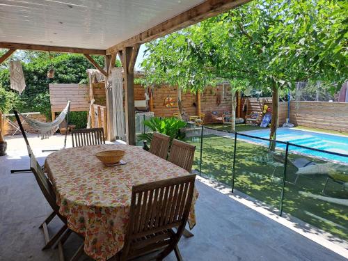 une terrasse avec une table, des chaises et une piscine dans l'établissement Villa sud piscine, à Carnoules