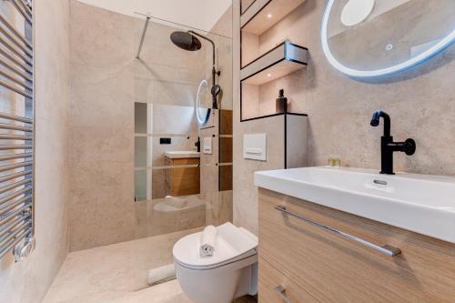 une salle de bain avec toilettes, lavabo et douche dans l'établissement Vieille Ville - 5 pers, AC, WIFI, à Nice