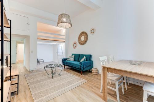 un salon avec un canapé bleu et une table dans l'établissement Vieille Ville - 5 pers, AC, WIFI, à Nice