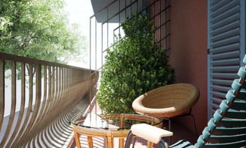 een balkon met een stoel, een tafel en planten bij Villa Noem in Tirana