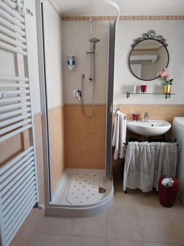 a bathroom with a shower and a sink at SA' GRAVIN in Castellaneta