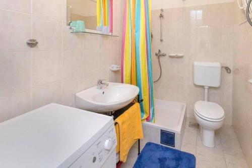 ein Bad mit einem Waschbecken, einem WC und einer Dusche in der Unterkunft Apartment Burica in Primošten