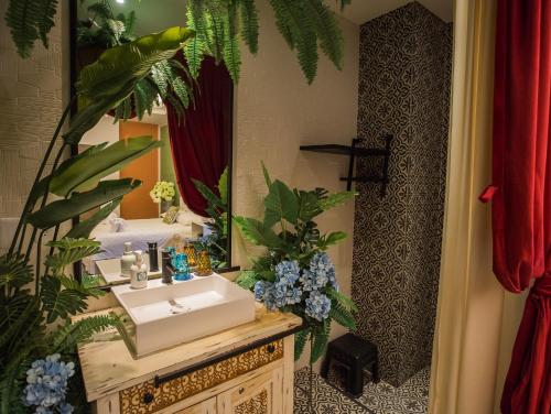 a bathroom with a sink and a mirror at Anna King Hotel in Chiayi City