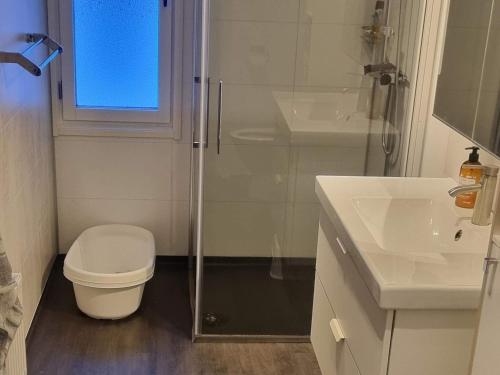 La salle de bains est pourvue d'une douche, de toilettes et d'un lavabo. dans l'établissement Holiday home BONÄSSUND, 