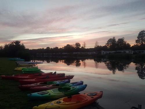 een groep boten op het water bij zonsondergang bij Camping de Kleine Wielen in Leeuwarden