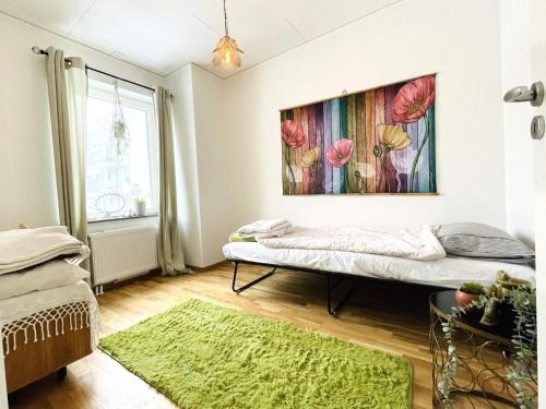 um quarto com uma cama e um quadro na parede em Holiday home Öjersjö em Öjersjö