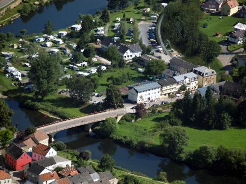 een luchtzicht op een stad met een brug over een rivier bij Hotel-Restaurant Dimmer in Wallendorf pont