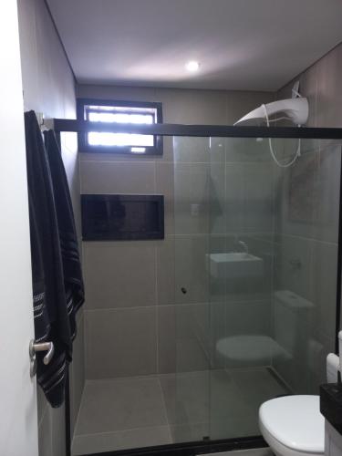 ein Badezimmer mit Glasdusche und Toilette in der Unterkunft Linda edícula a 80 m da Praia de Itapuã in Salvador