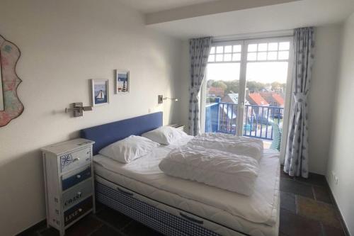 - une chambre avec un lit et une fenêtre avec vue dans l'établissement Villa Duindoorn 2.302, à Cadzand
