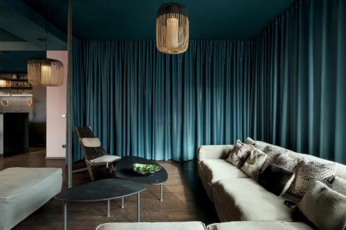 ベルリンにあるNOMADS by Suite030 high class apartments, 1-2 bedroomsのリビングルーム(ソファ、テーブル付)