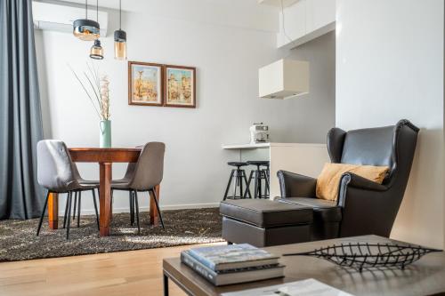 Elegant Getaway Near Iconic Eagles' Bridge