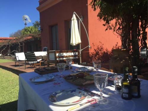 a table with a blue table cloth and wine bottles at Estancia La violeta in Chajarí