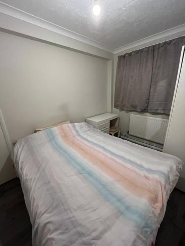 a small bedroom with a bed and a window at Briar Lodge in Woodford