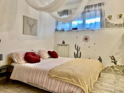 Un dormitorio con una cama con almohadas rojas y una ventana en Tabor 2 Casa vacanza in villa, en Nápoles