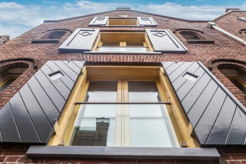 a window on the side of a brick building at Kings Inn City Hotel Alkmaar in Alkmaar