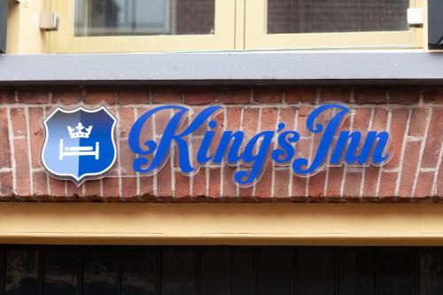 a sign on the side of a building with a kings cross logo at Kings Inn City Hotel Alkmaar in Alkmaar